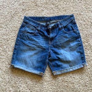 Ladies blue jean shorts. Size 4/27.